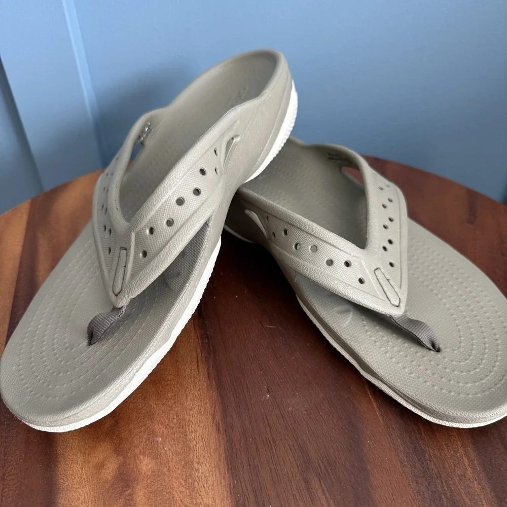 Crocs Swiftwater Deck Flip Flop Sandals Men's 8 Beige Khaki Iconic Comfort Thong